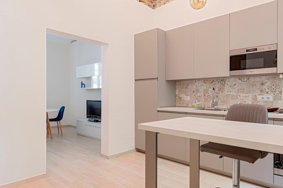 Kitchen or kitchenette, Living room, Seating area, Dining area, stove