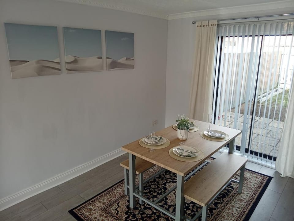 Living room, Seating area, Dining area