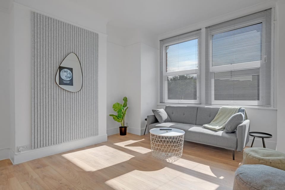 3 bedroom Luxury London House with Parking Apartment in London