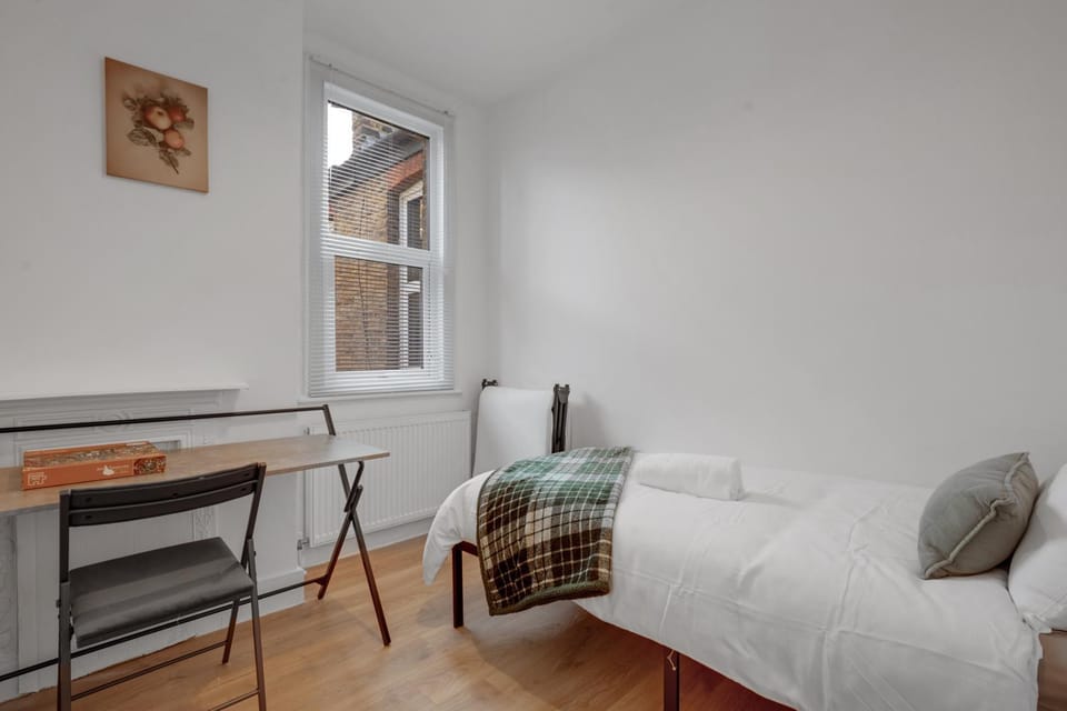 3 bedroom Luxury London House with Parking Apartment in London