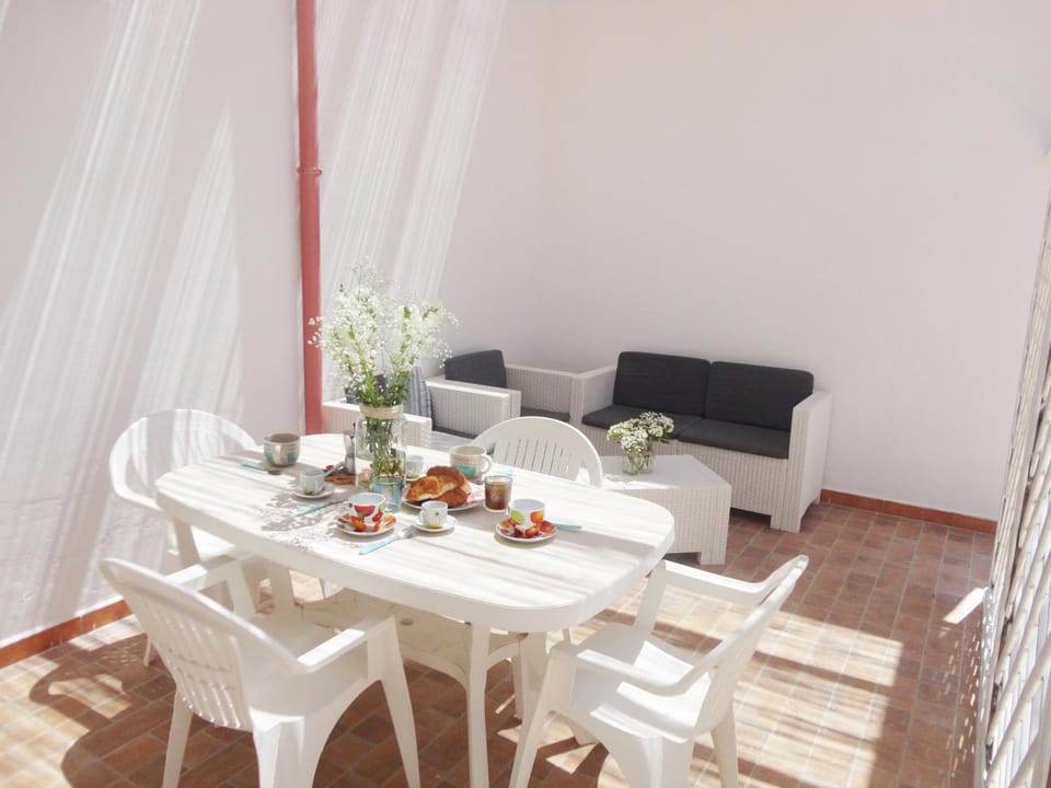 Patio, Dining area