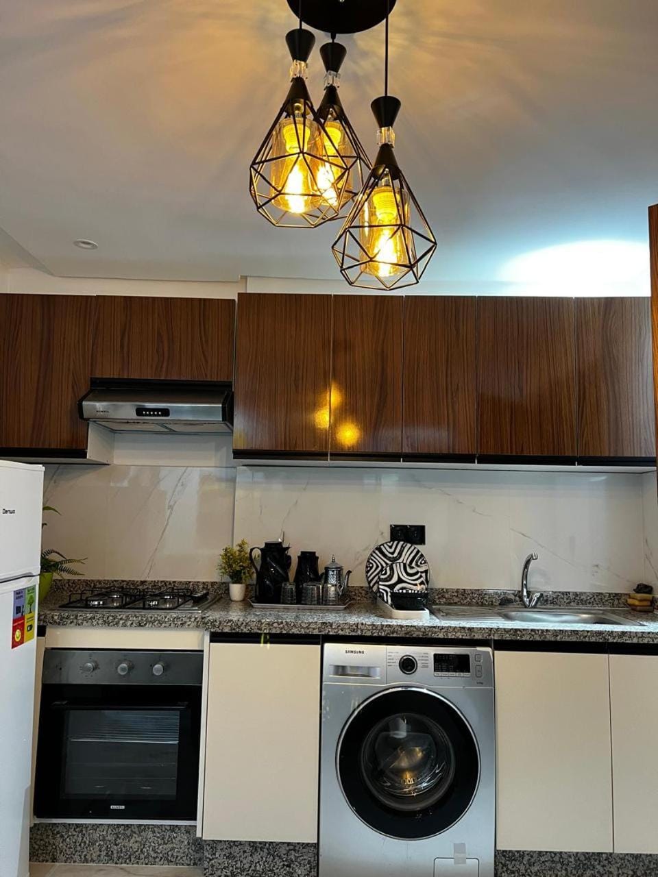 Kitchen or kitchenette, minibar, stove