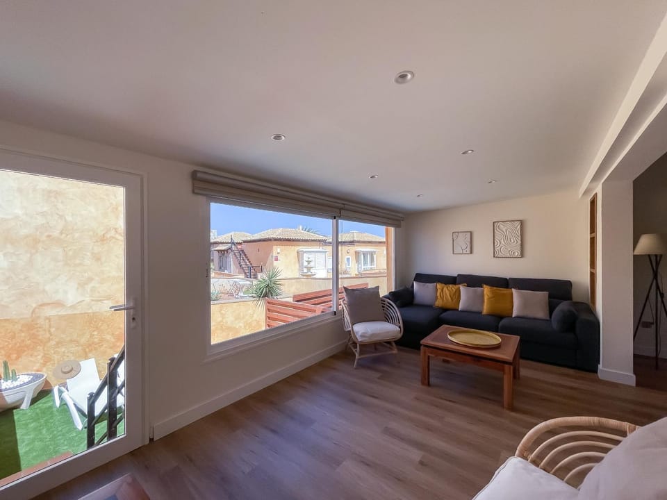 View (from property/room), Balcony/Terrace, Living room