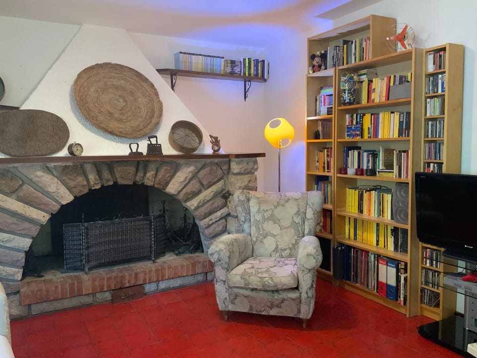 Seating area, fireplace