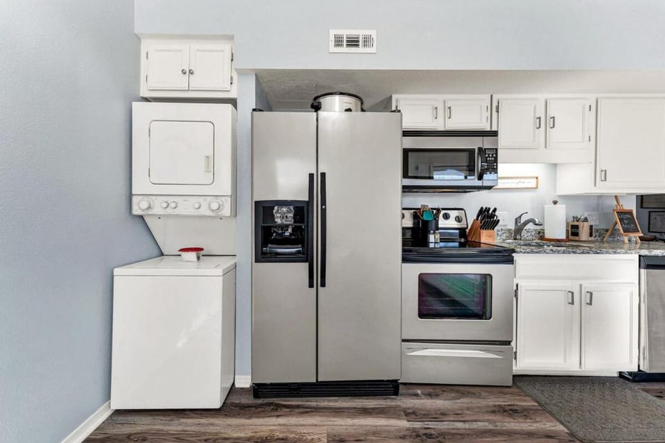 Kitchen or kitchenette, dishwasher, oven, pet friendly
