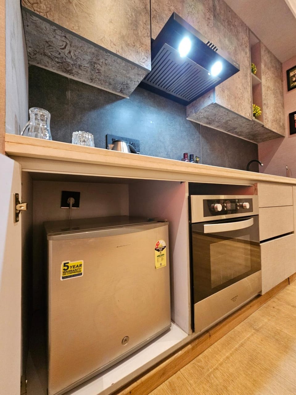 Kitchen or kitchenette, dishwasher, minibar, oven, stove