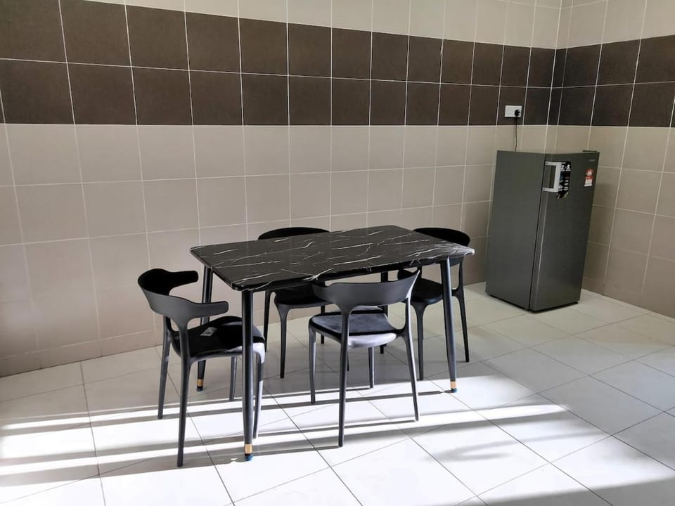 Kitchen or kitchenette, Dining area, oven