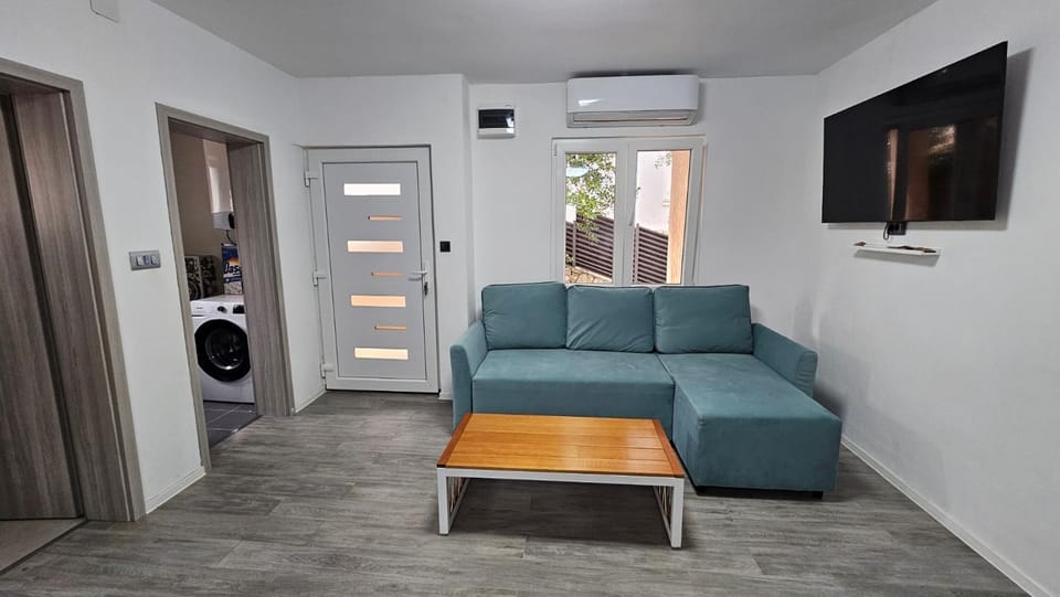 Communal lounge/ TV room, TV and multimedia, Living room, Seating area, Evening entertainment