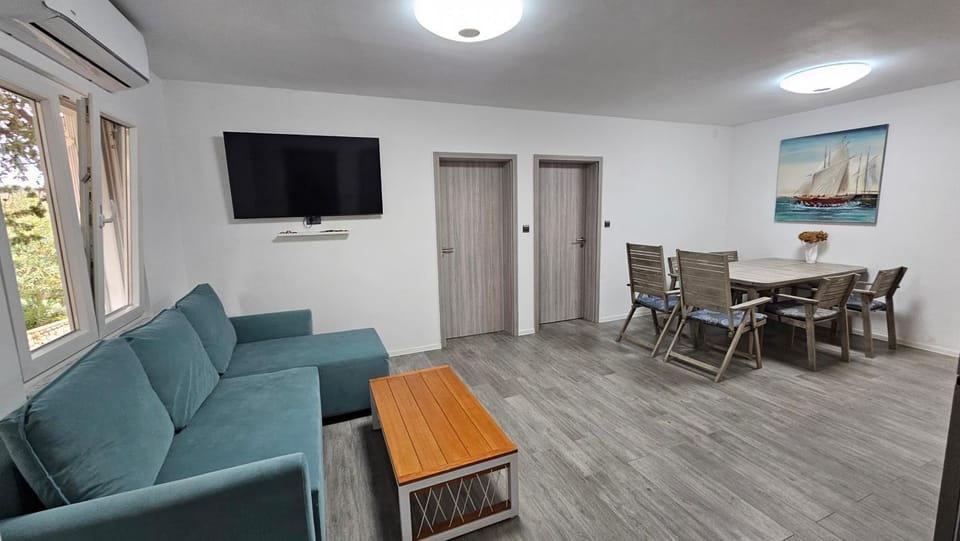 Communal lounge/ TV room, TV and multimedia, Living room, Seating area, Dining area, Evening entertainment