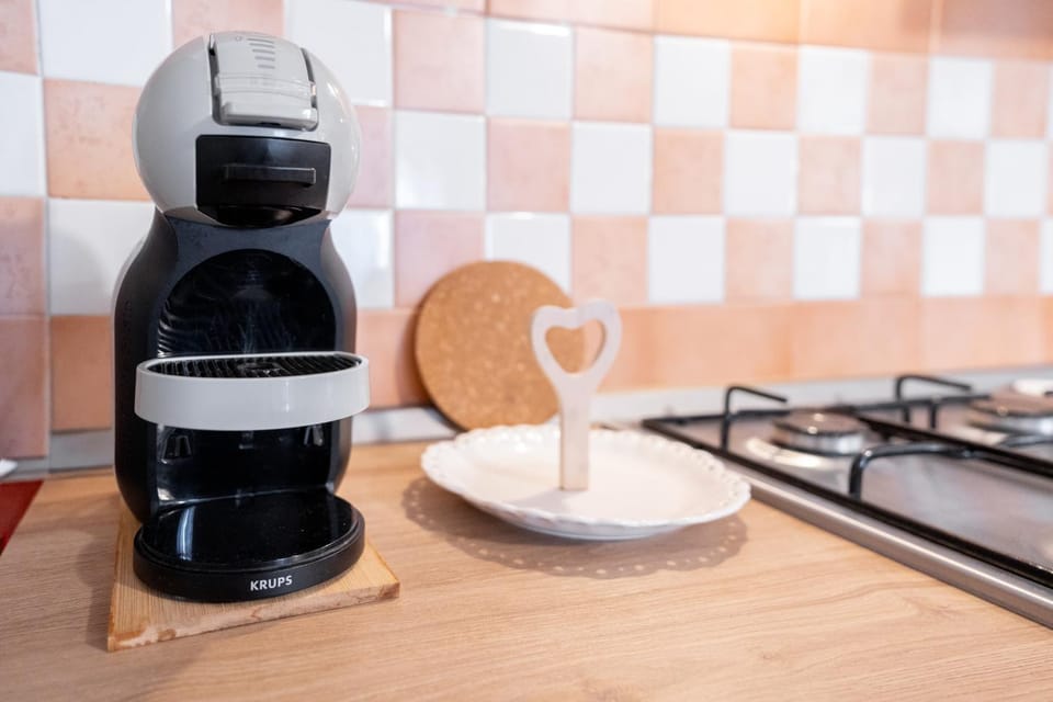 Coffee/tea facilities, Kitchen or kitchenette, stove