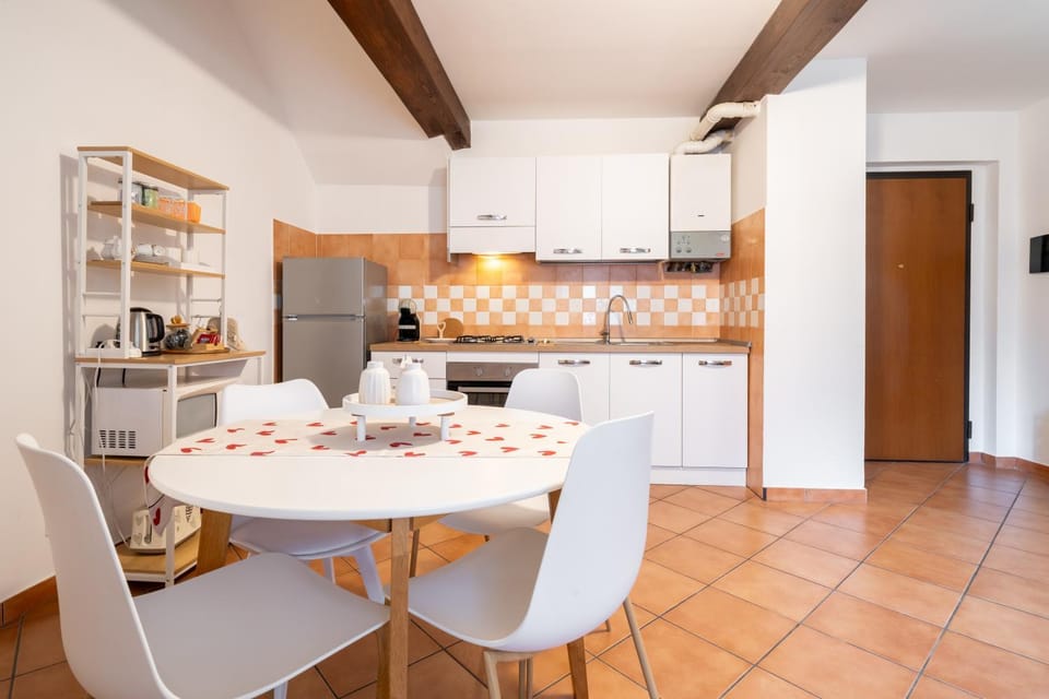 Coffee/tea facilities, Kitchen or kitchenette, Seating area, Dining area, oven, stove, toaster