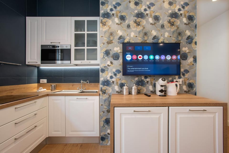 Kitchen or kitchenette, minibar, stove