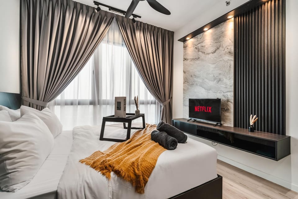 Bed, TV and multimedia, Bedroom