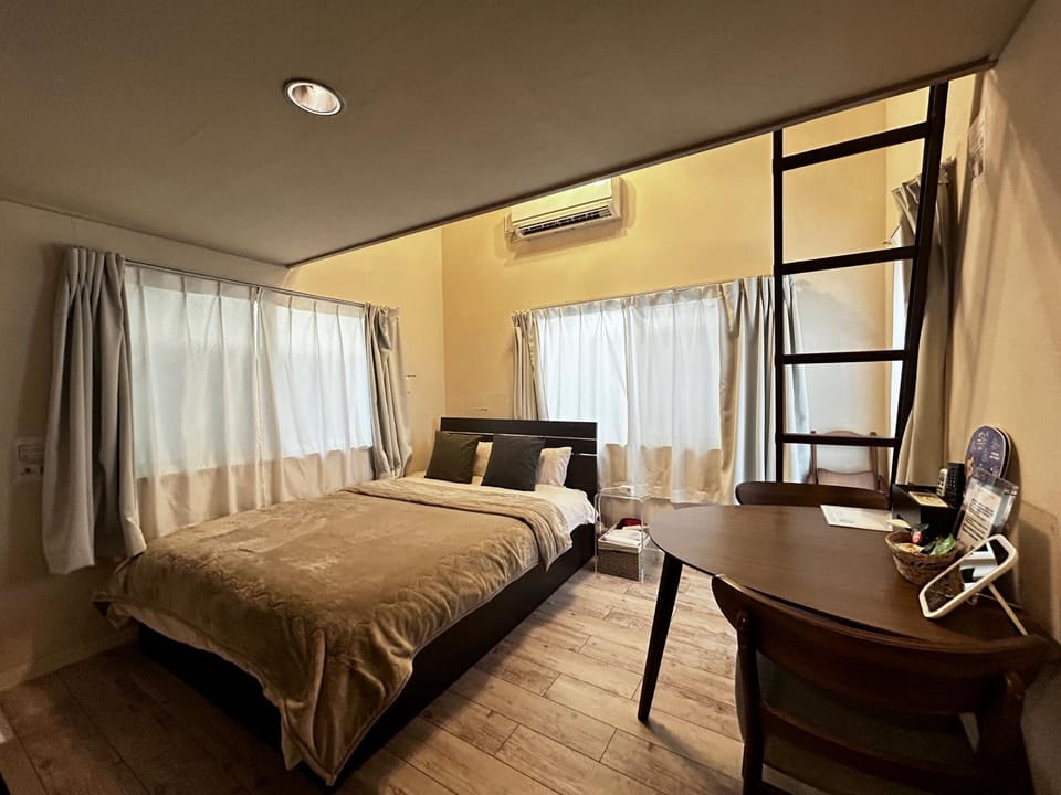 Bed, Living room, Dining area, Bedroom