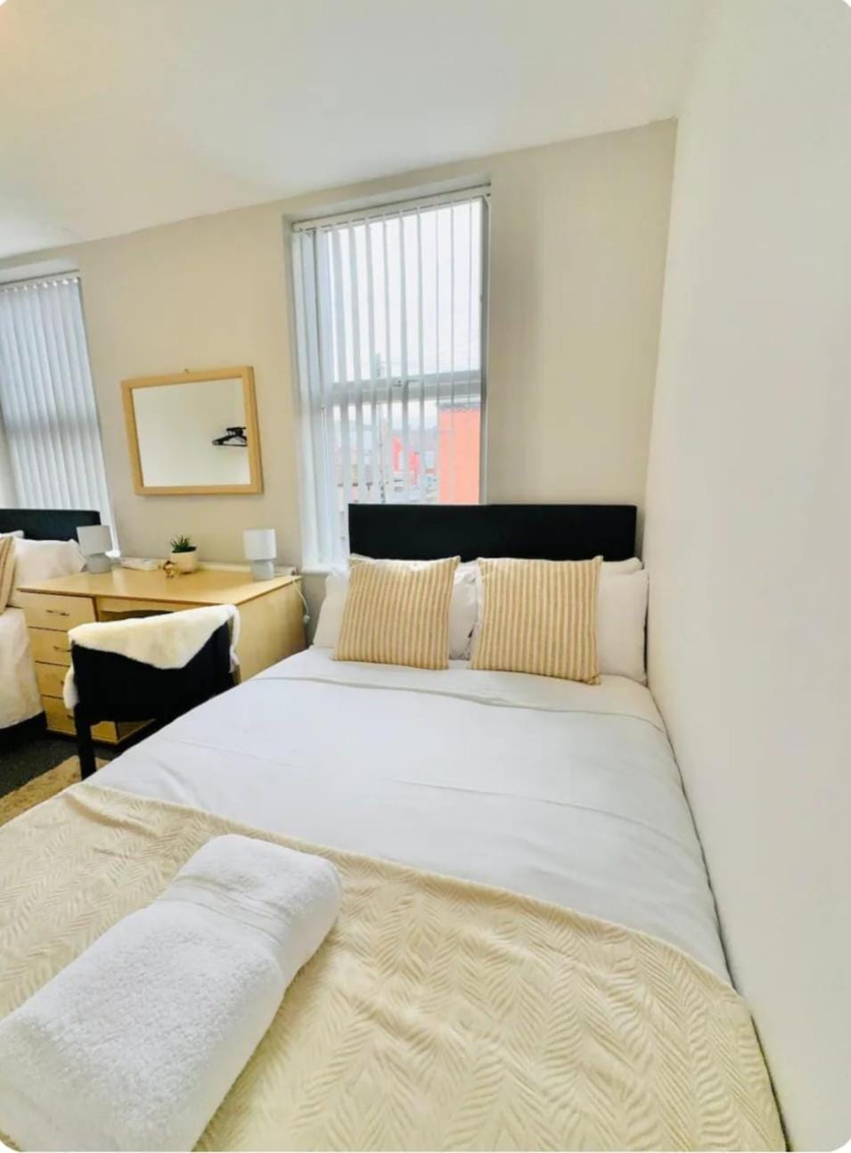 Bed, Living room, Photo of the whole room, Seating area, Bedroom, hair dresser