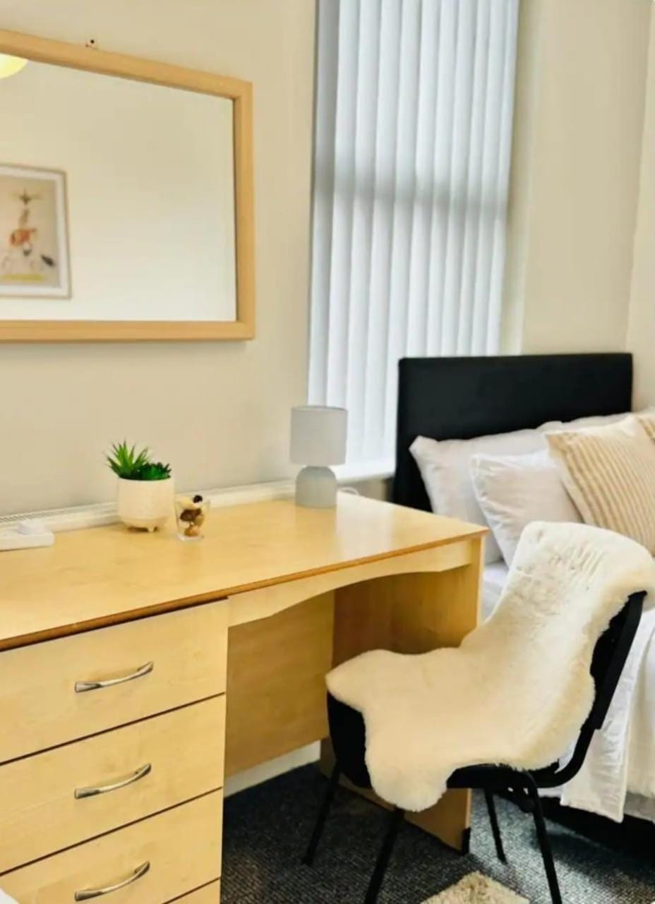 Bed, Living room, Photo of the whole room, Seating area, Bedroom