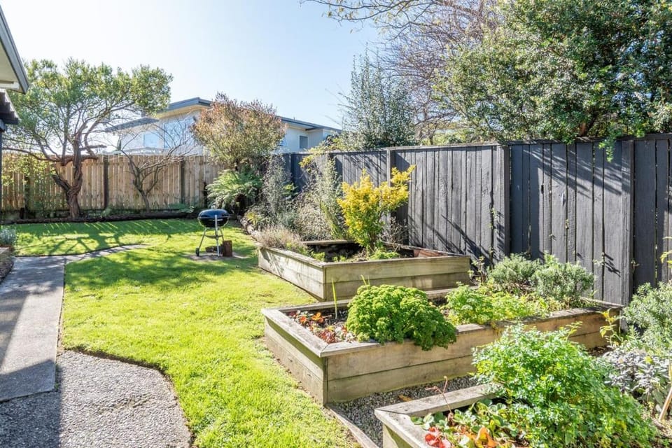 Modern Holiday Home with spa - great for families & dogs House in Taupo