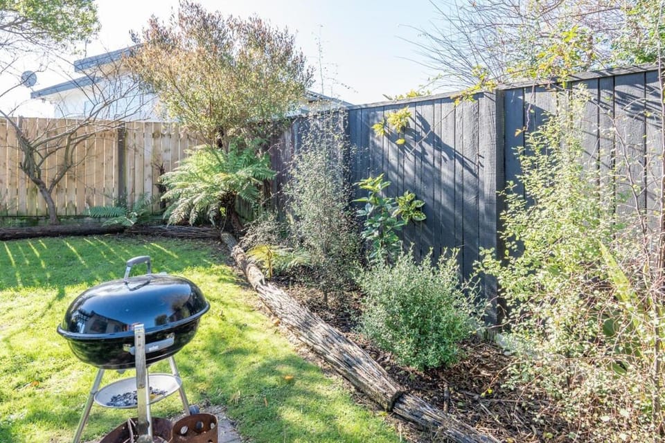 Modern Holiday Home with spa - great for families & dogs House in Taupo