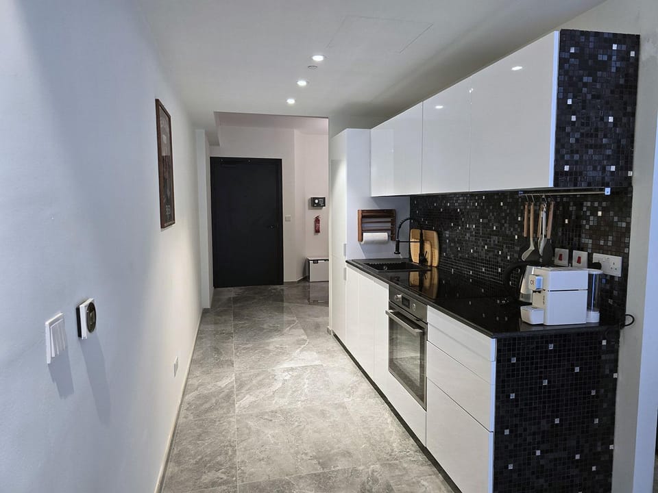 Coffee/tea facilities, Kitchen or kitchenette, oven, stove