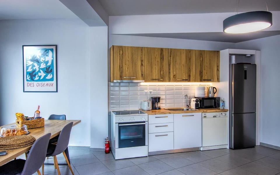 Coffee/tea facilities, Kitchen or kitchenette, Dining area, dishwasher, oven, stove, toaster