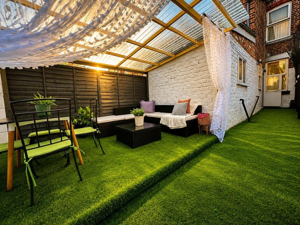Property building, Patio, Spring, Day, Garden, Living room, Seating area, Garden view