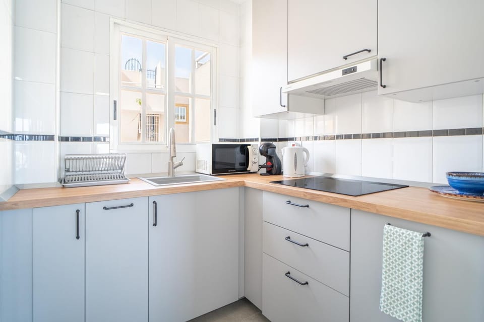 Coffee/tea facilities, dishwasher, microwave, stove, kitchen