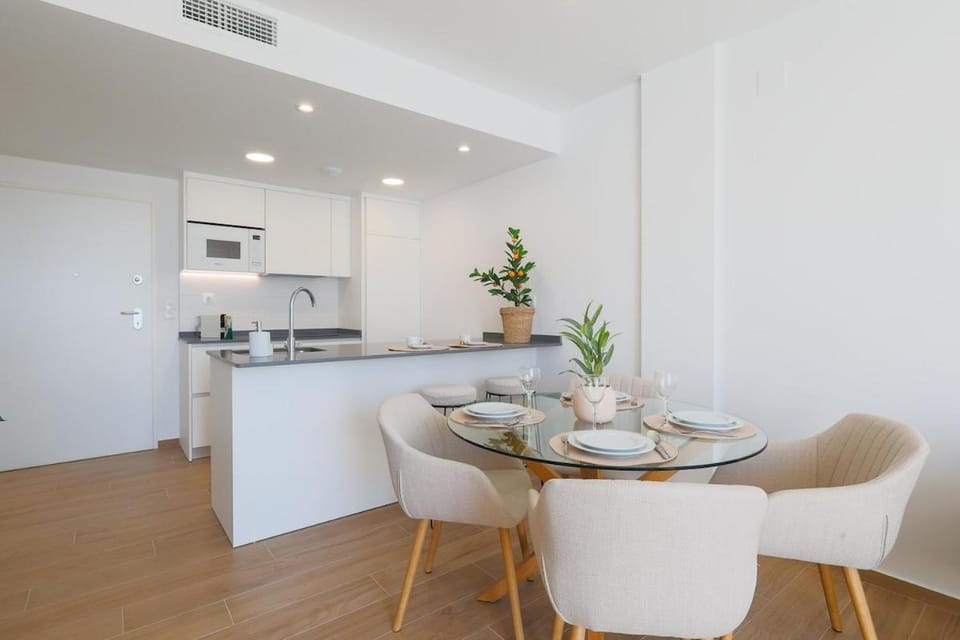 Kitchen or kitchenette, Dining area