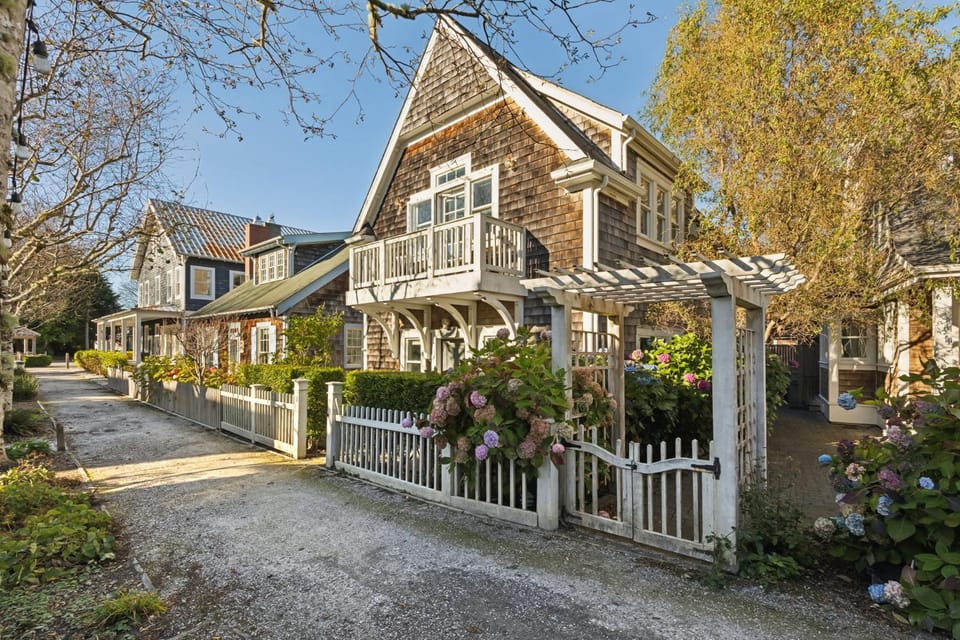 Property building, Neighbourhood