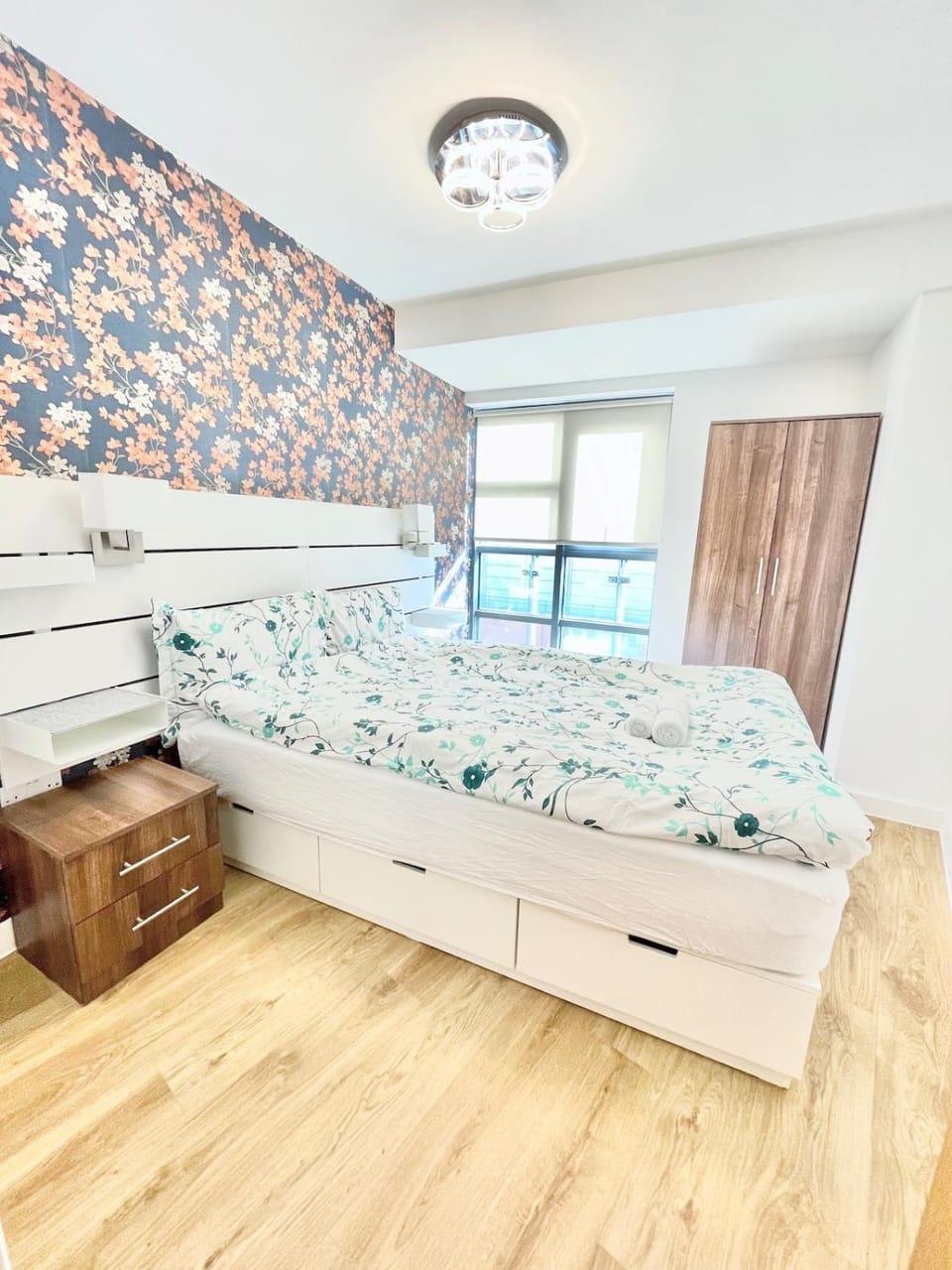 Bed, Photo of the whole room, Bedroom
