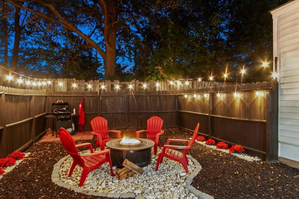 Day Dreamer minutes to Stadium with Fire pit and Parking House in Northport