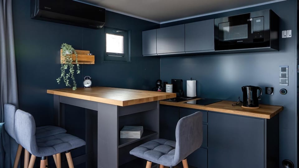 Coffee/tea facilities, Kitchen or kitchenette, stove, toaster