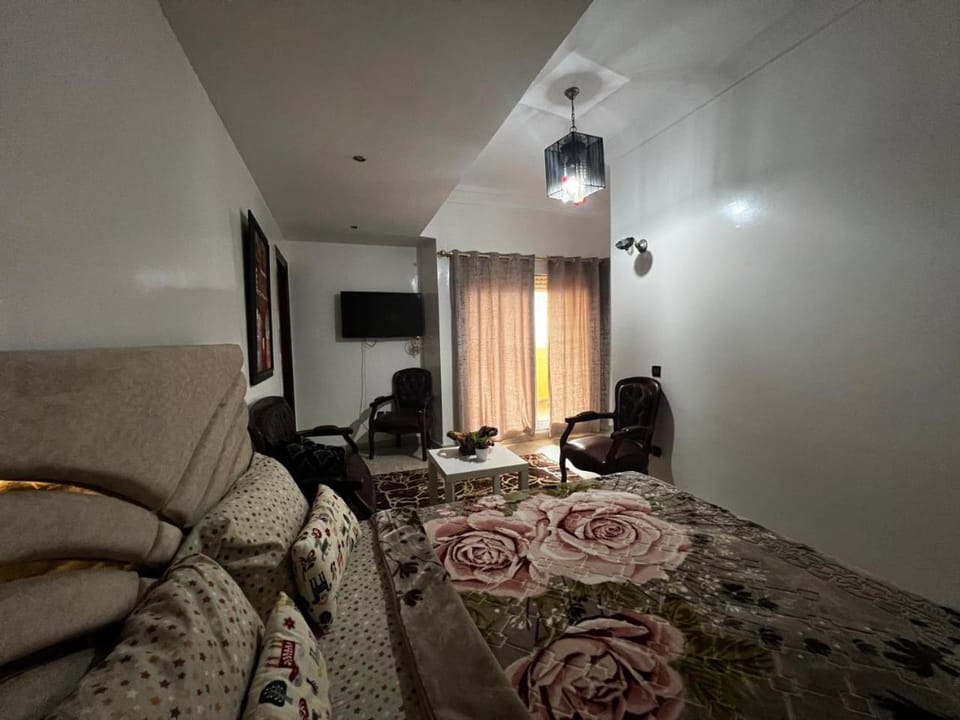 Bed, TV and multimedia, Living room, Photo of the whole room, Seating area, Evening entertainment, Bedroom