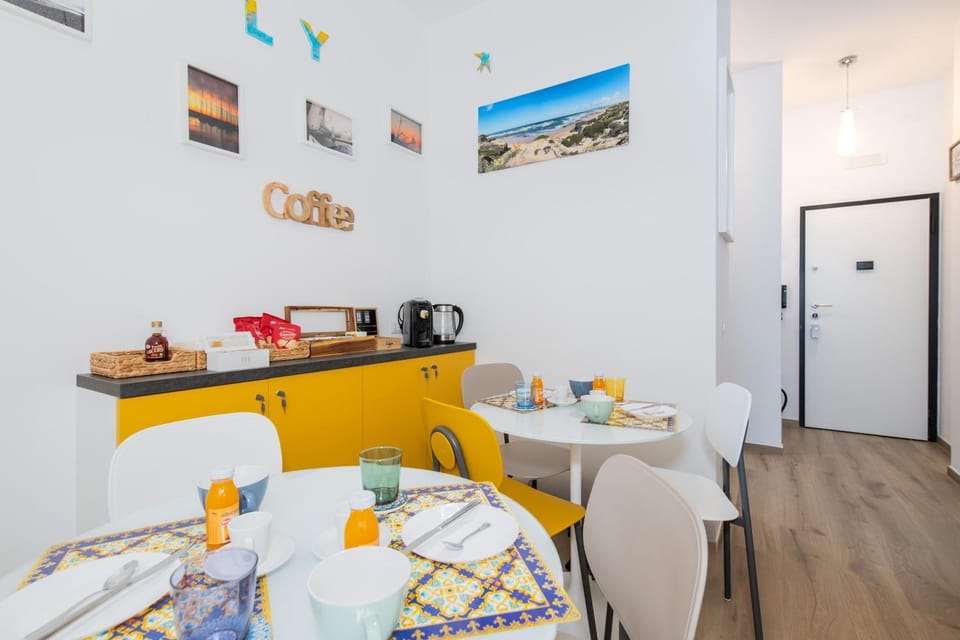 Coffee/tea facilities, Kitchen or kitchenette, Food and drinks, Dining area, Food, Breakfast