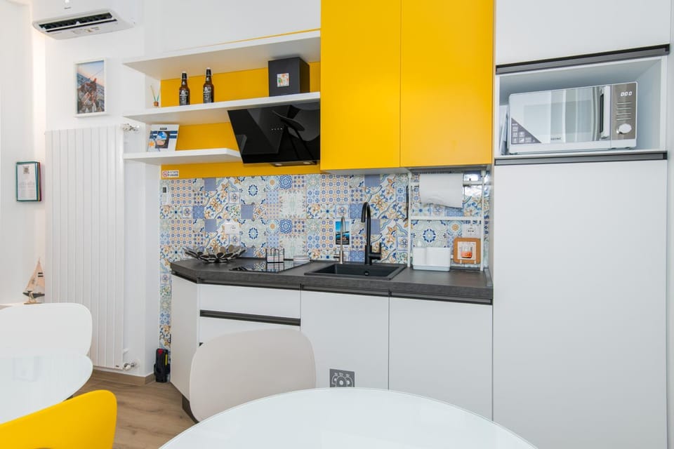 Kitchen or kitchenette, Dining area, Communal kitchen, oven
