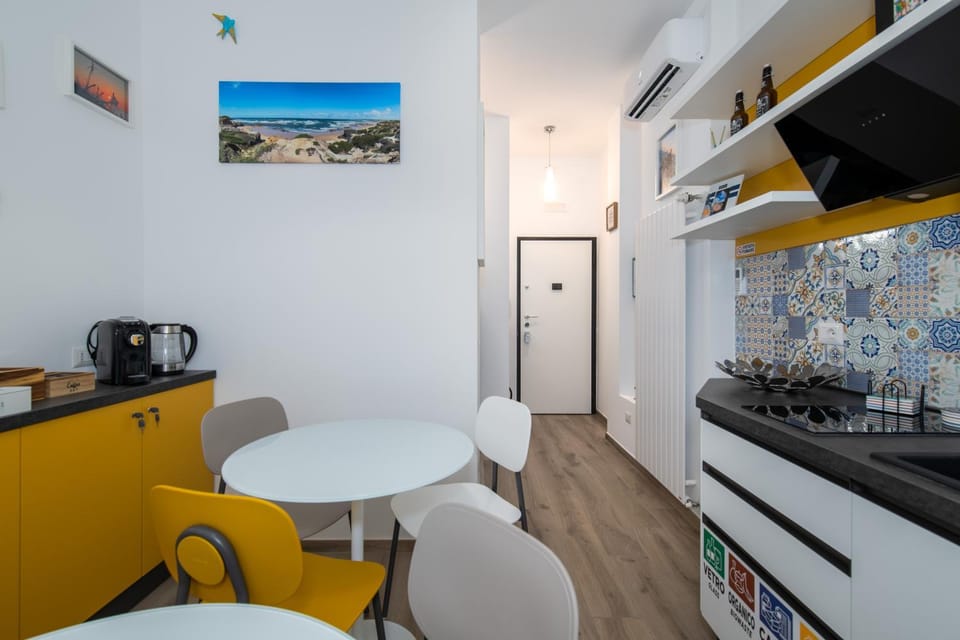 Coffee/tea facilities, Kitchen or kitchenette, Kitchen or kitchenette, Dining area, Communal kitchen