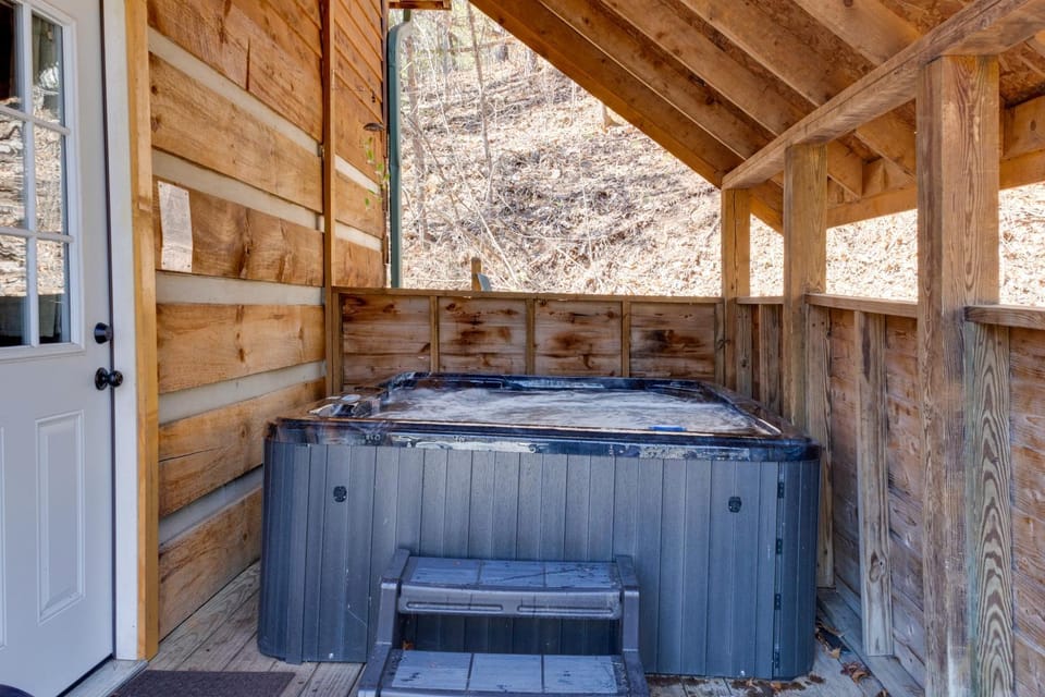 3 Mi to Pigeon Forge: Cute Mtn Cabin + Hot Tub Cabin in Gatlinburg