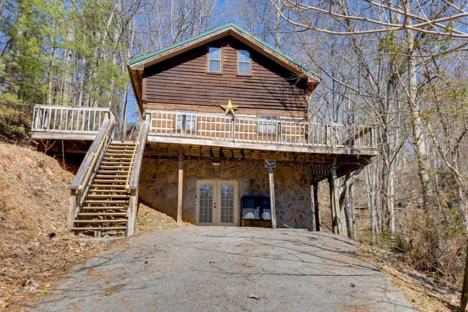 3 Mi to Pigeon Forge: Cute Mtn Cabin + Hot Tub Cabin in Gatlinburg