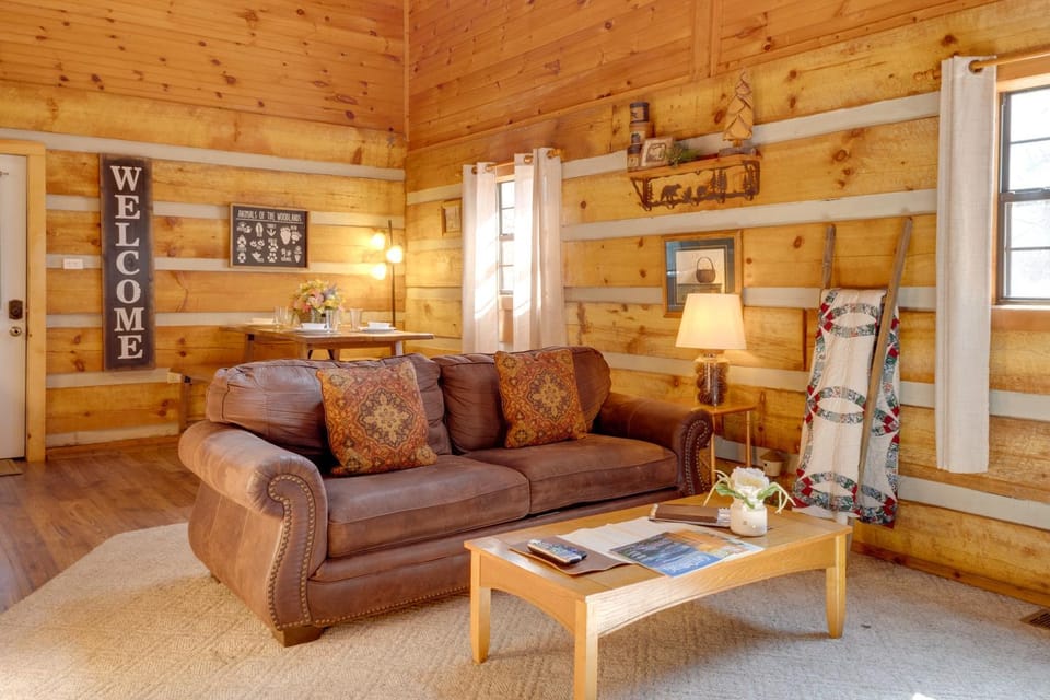 3 Mi to Pigeon Forge: Cute Mtn Cabin + Hot Tub Cabin in Gatlinburg