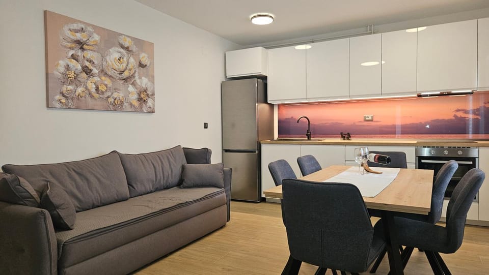 Kitchen or kitchenette, Living room, Seating area, Dining area