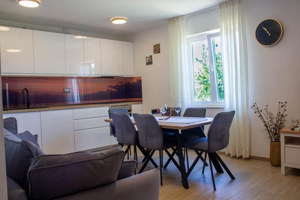 Kitchen or kitchenette, Living room, Seating area, Dining area