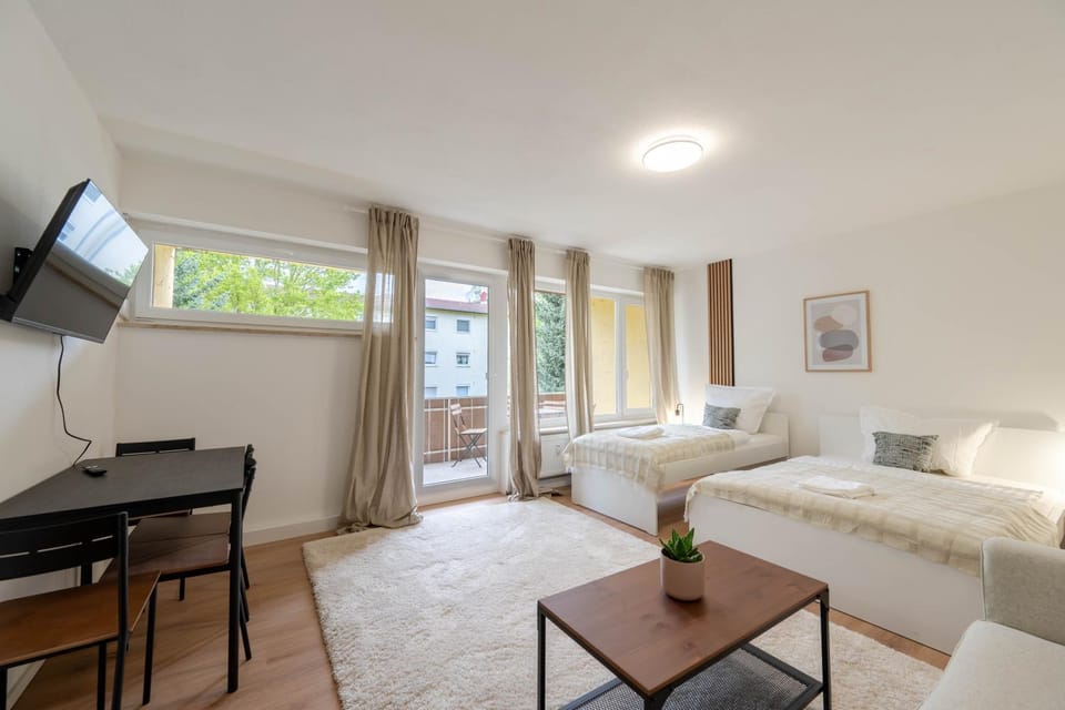 Communal lounge/ TV room, Bed, TV and multimedia, Living room, Photo of the whole room, Seating area, Evening entertainment, Bedroom