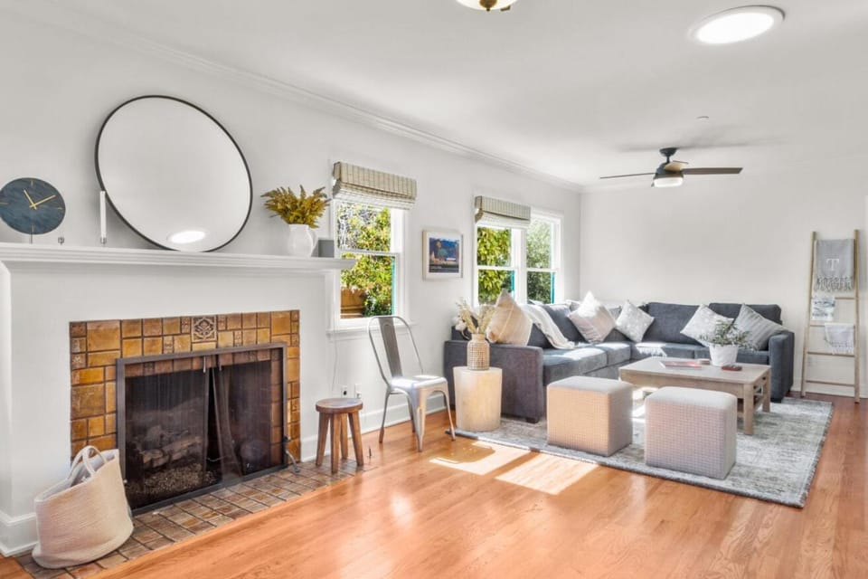 Living room, Seating area, fireplace