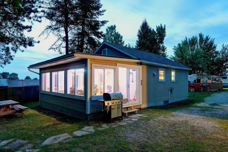 Glamping chalet on campsite Boat Lac Naviguable House in Quebec