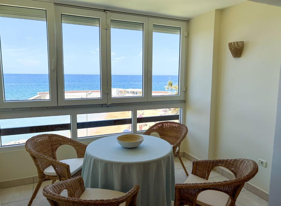 Dining area, Garden view, Sea view