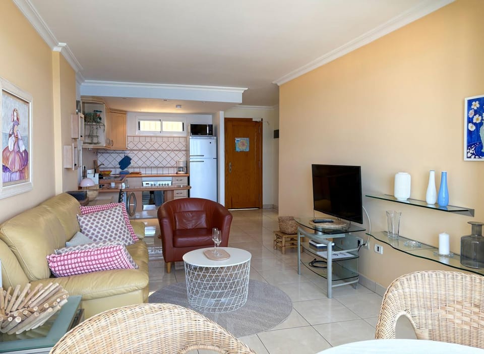 TV and multimedia, Kitchen or kitchenette, Living room, Seating area