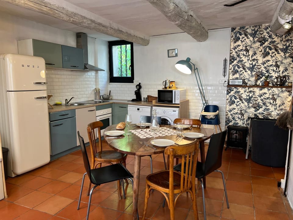 Coffee/tea facilities, Kitchen or kitchenette, Dining area, dishwasher, oven, pet friendly, stove