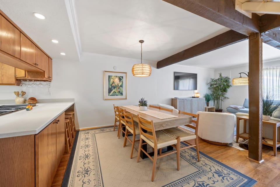 Kitchen or kitchenette, Living room, Seating area, Dining area