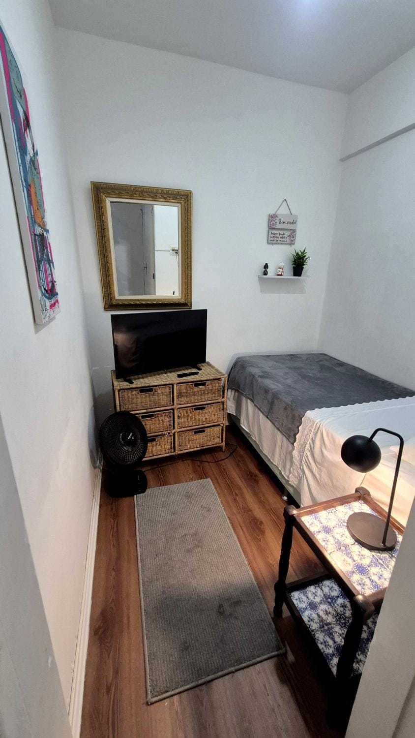 Bed, TV and multimedia, Bedroom