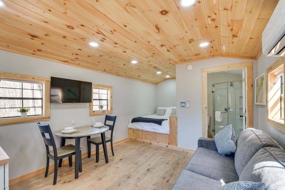 Close to Trails: Studio w/ Water Views Apartment in Mamakating