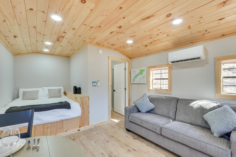 Close to Trails: Studio w/ Water Views Apartment in Mamakating